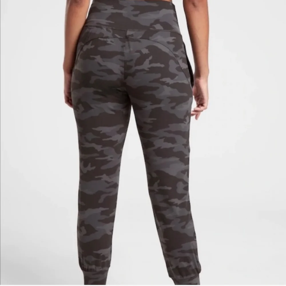 Athleta Salutation Camo Jogger Size Medium - Picture 2 of 9